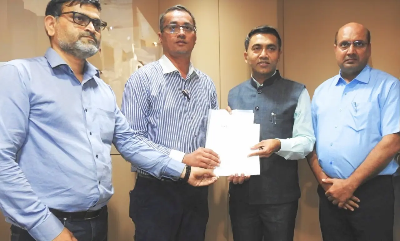 Representatives-of-the-Goa-Mineral-Ore-Exporters’-Association-GMOEA-handing-over-a-representation-to-the-Chief-Minister-Pramod-Sawant-on-Tuesday