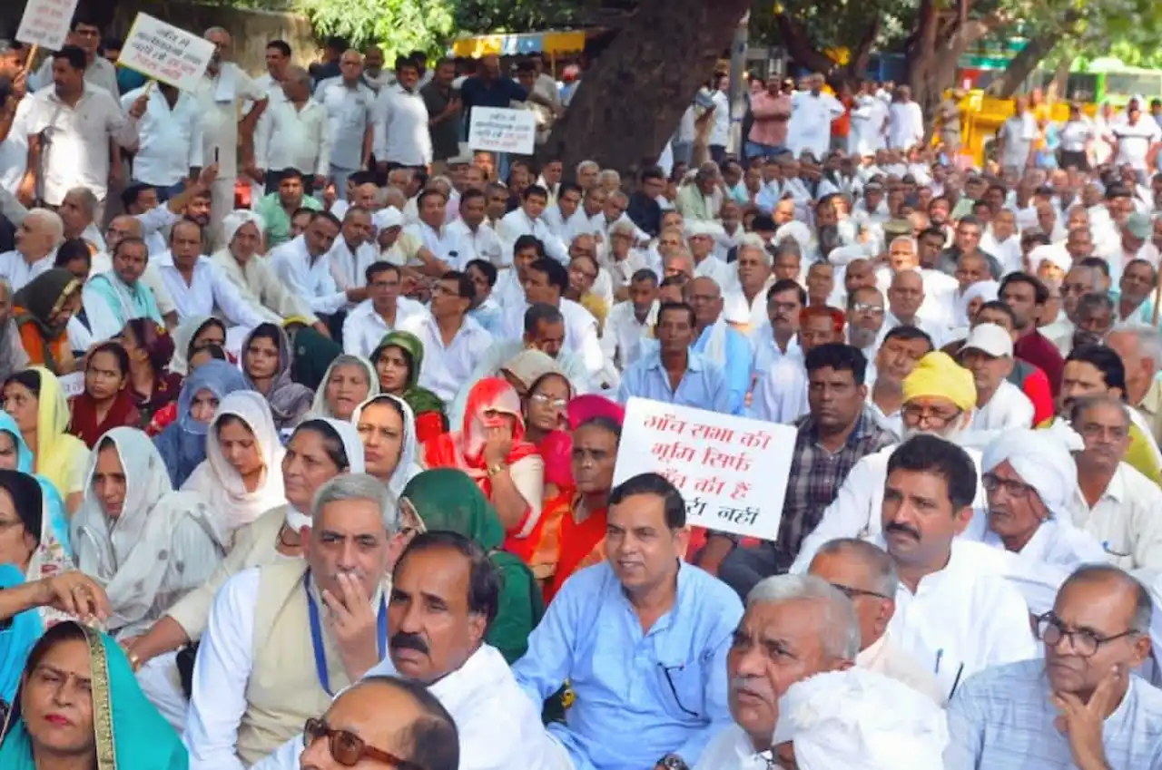 Mahapanchayat-of-villagers-from-Delhi-and-Haryana-gathered-at-Jantar-Mantar-on-Sunday,-expressing-their-growing-frustration-with-the-governments-handling-of-rural-issues